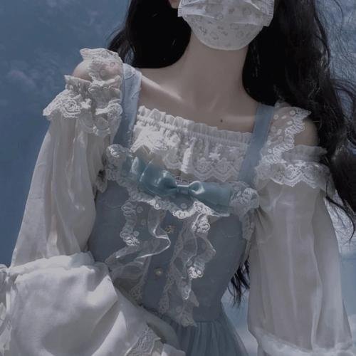 院子里的女人